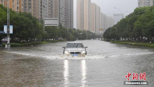 台风“黑格比”袭击浙江乐清 城区洪涝严重 