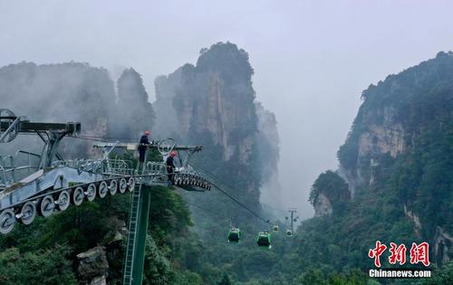 湖南张家界：高空索道巡检 备战“双节”旅游高峰