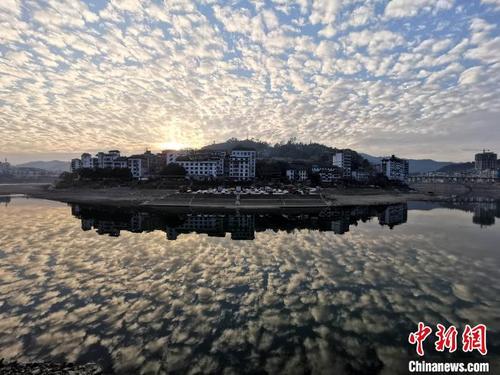 贵州从江出现“鱼鳞云”景观 层层叠叠蔚为壮观