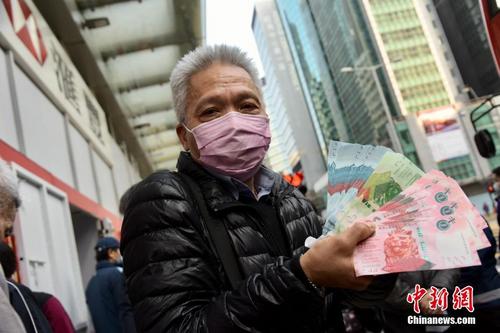 香港市民到银行兑换新钞迎接农历新年 