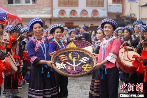 贵州望谟：布依族同胞盛装欢度传统节日“三月三”