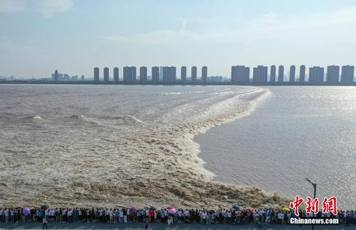八月十八观大潮 民众争睹钱塘江大潮景象