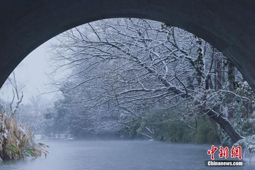 浙江杭州新年开工首日迎大雪 银装素裹西湖美如泼墨山水画