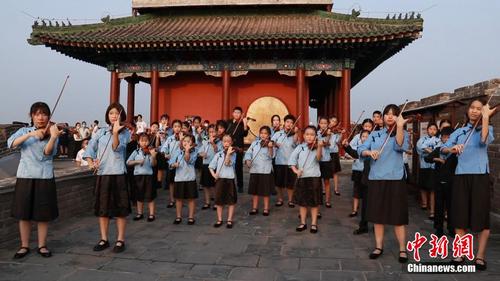 40多名学生河北正定古城小提琴齐奏《黄河》