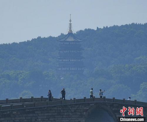 浙江杭州高温退 西湖游人享清凉