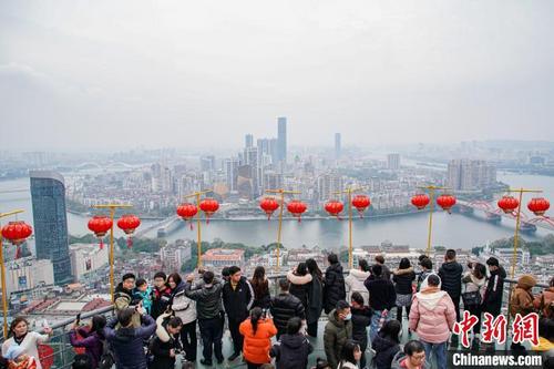 广西柳州：民众新年登山