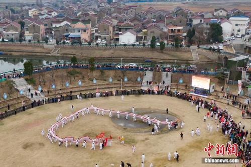 南京百米“骆山大龙”巡游乡村“昂首”祈福