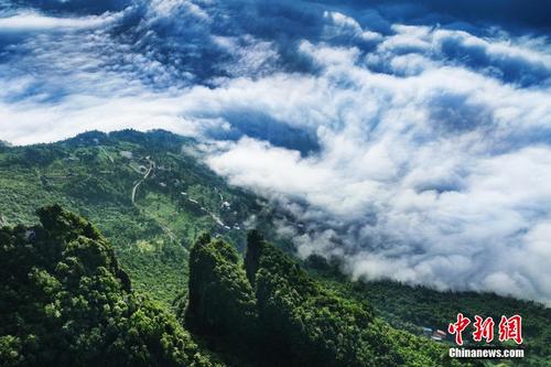 湖北恩施：峡谷云海翻滚风景如画