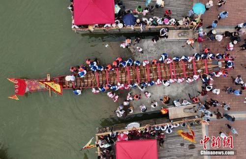 福建仙游：龙舟下水迎端午