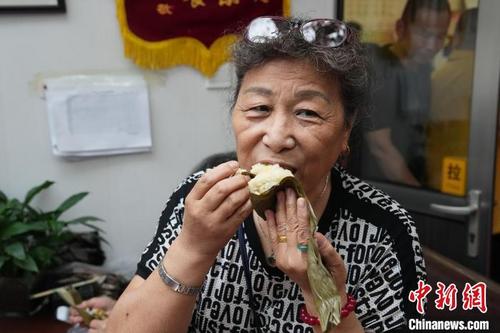 北京：社区老人包粽子迎端午