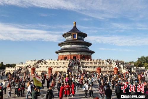 北京天气晴好 天坛公园引游人