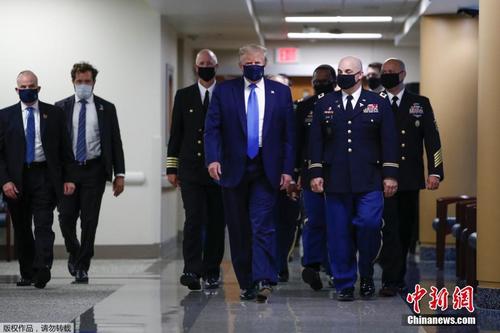 特朗普首次在公开场合戴口罩