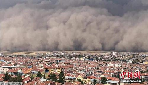 沙尘暴席卷土耳其首都安卡拉