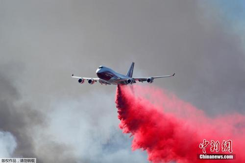 美国加州山火肆虐 飞机出动灭火