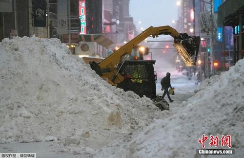 美国东北部遭暴雪袭击 街头积雪堆积成山