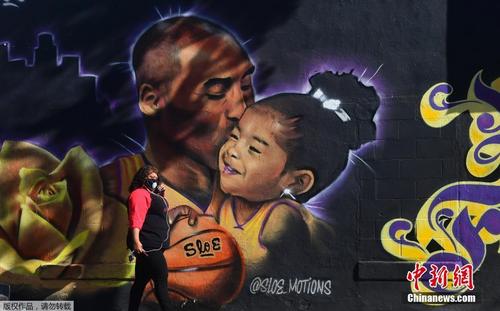 追忆“曼巴”！科比逝世一周年 洛杉矶街头艺人涂鸦壁画悼念