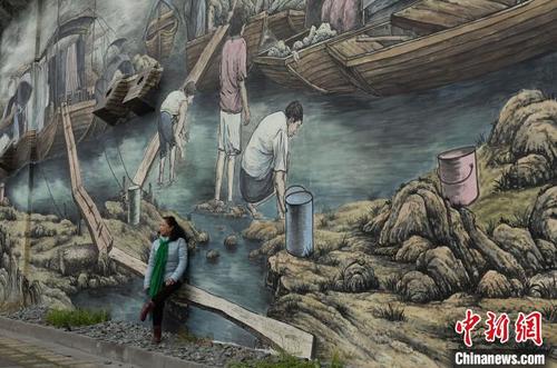重庆街头现巨型巴渝山水涂鸦墙 吸引市民打卡