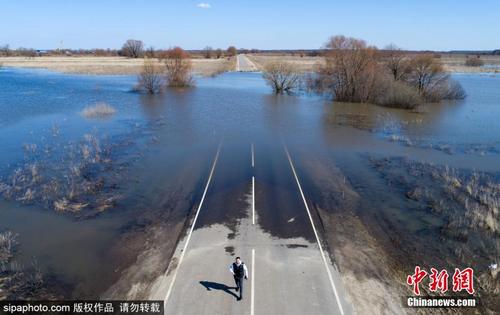 俄罗斯春季融雪引发洪涝灾害 奥卡河决堤公路被淹没