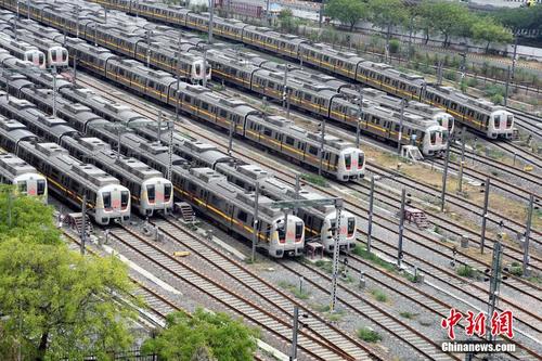 印度首都宣布延长封锁措施至5月17日 大量火车停在车站