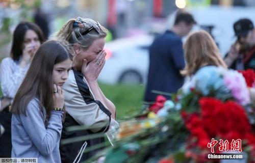 俄罗斯民众悼念喀山枪击案遇难者