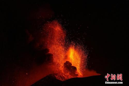 意大利埃特纳火山持续喷发 火红岩浆喷涌而出
