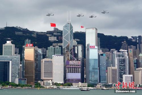 香港举行庆回归升旗仪式 国旗区旗在维港上空“飞行”