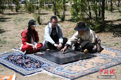 围棋世界冠军西藏学藏棋