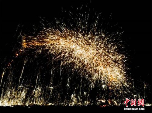 民俗“打铁花”亮相敦煌