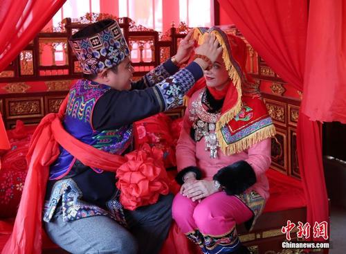 乌克兰姑娘张家界圆“土家婚礼”梦 