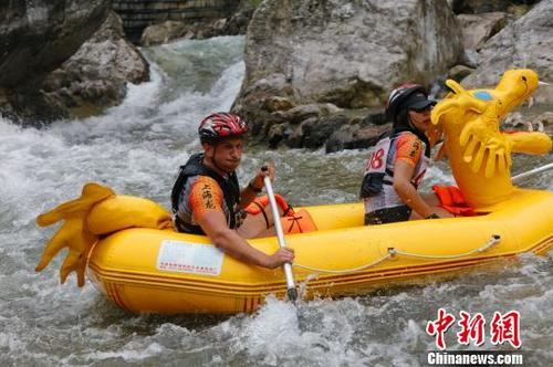 两名外籍选手在河道上挥桨竞发　黄余洋　摄
