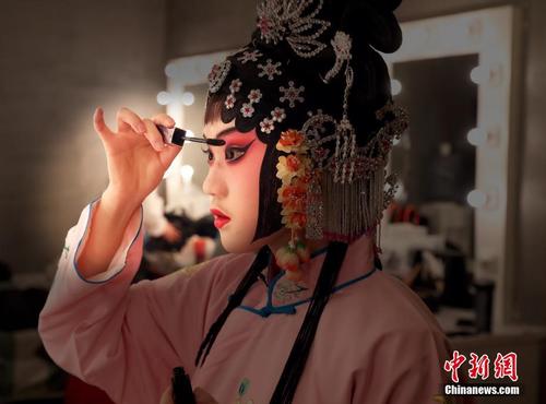 京剧《金簪记》在北京首演 取材于文学巨著《金瓶梅》