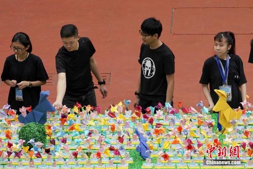 “世界上最大规模的折纸课”世界纪录在香港诞生 