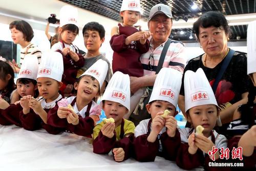 “小小传承人”全聚德做点心、画酱画