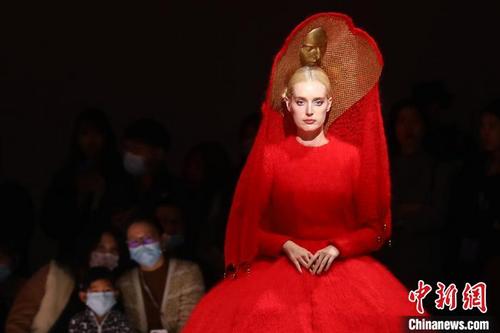 海外时装秀亮相南京国际艺术博览会 秀出时尚摩登风
