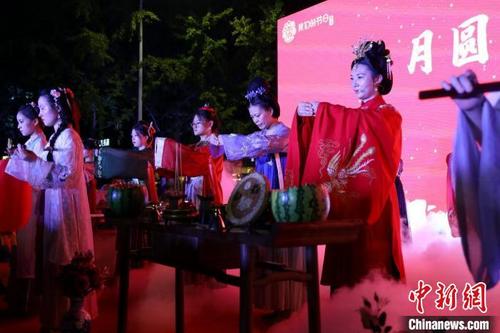 南京再现“拜月仪式”为民众捧上“文化大餐”