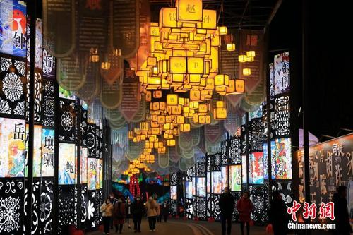 自贡中华彩灯大世界灯火璀璨吸引八方游客