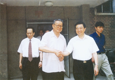 离休前历任中共天津市委副书记兼政法委书记,天津市八届,九届政协主席