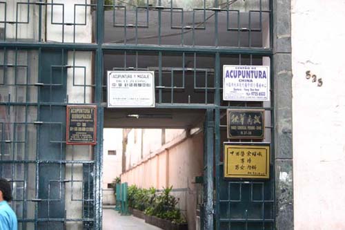 新移民增多 秘鲁华人中医诊所竞争日趋激烈