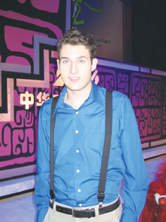 立志当歌坛大山 美国小伙醉心创作中文歌曲