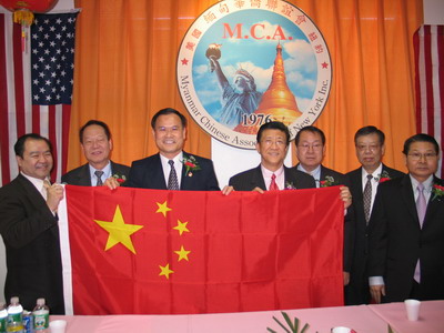 刘碧伟总领事(左三)向纽约缅甸华侨联谊会苏焕光理事长(右四)及该会