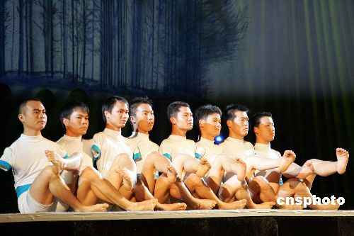 双臂残疾人表演舞蹈《始于足下》