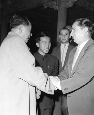 1959年5月13日,毛主席在会见阿劳动党代表团后,送别 ...