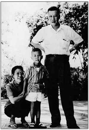 童年何厚铧与父亲何贤