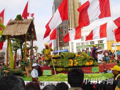 秘鲁国庆日:华人超市集团举行花车大游行(组图)