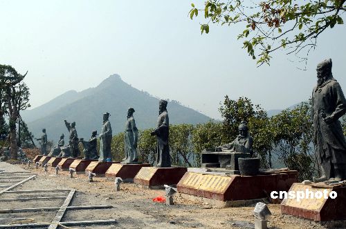 十大历史名人铜像入位江西德兴聚远楼