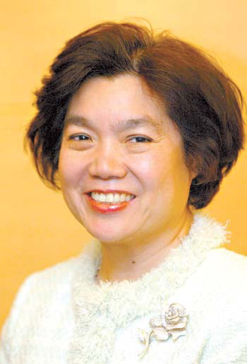 九流作家一流商人梁凤仪一支笔打造几亿资产