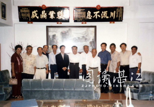 1999年,徐闻县县长黄强在马来西亚砂劳越古晋雷州公会访问,并探视旅马