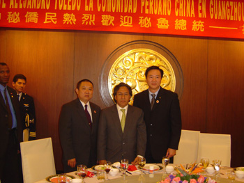 在粤旅秘华侨华人欢迎秘鲁总统托莱多(图)