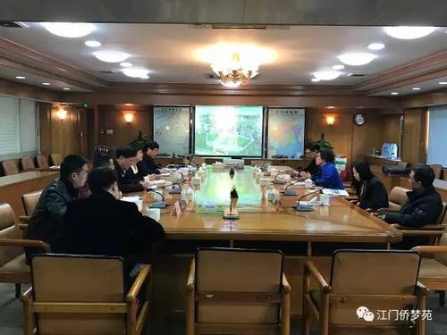 中国侨网与会人员召开座谈会并进行深入交流。