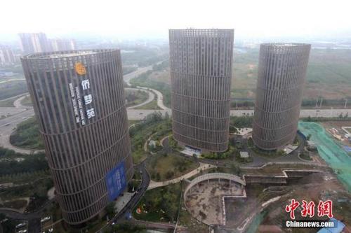 中国侨网资料图,山东济南“侨梦苑”设立在济南高新区,辐射槐荫科技产业园,规划总面积366平方公里,以济南高新区300平方公里为核心和主体。图为5月4日,俯瞰山东济南“侨梦苑”(高新区)核心区域。 中新社记者 梁犇 摄